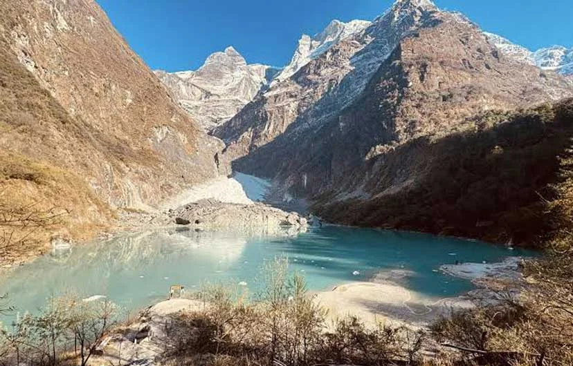 Kapuche lake with the glacier